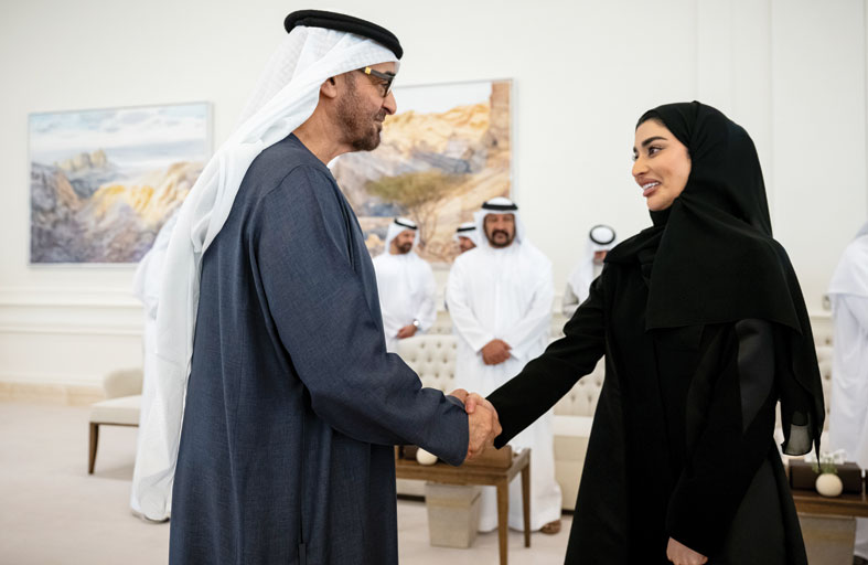 رئيس الدولة يستقبل وفد مكتب شؤون حجاج الإمارات ويشيد بجهودهم 