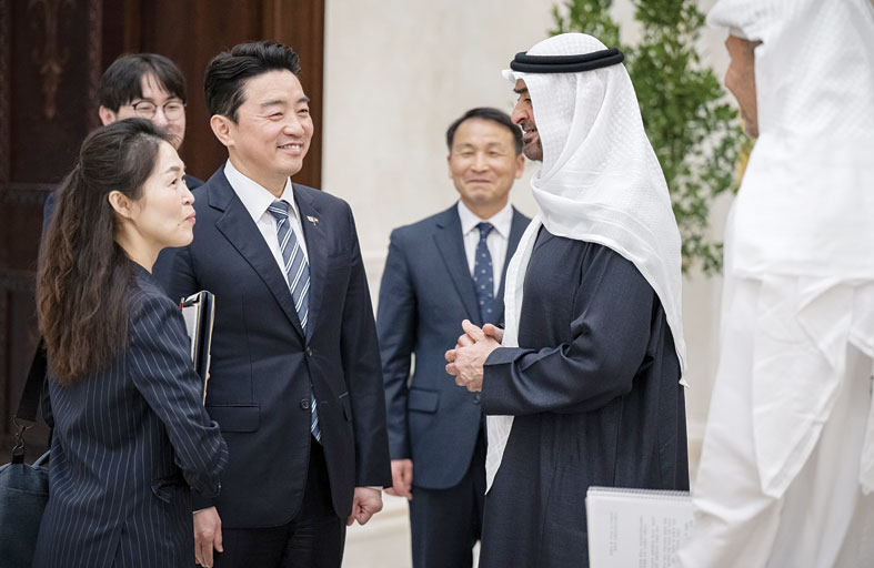 رئيس الدولة يتسلم رسالة خطية من الرئيس الكوري خلال استقباله المبعوث الخاص 