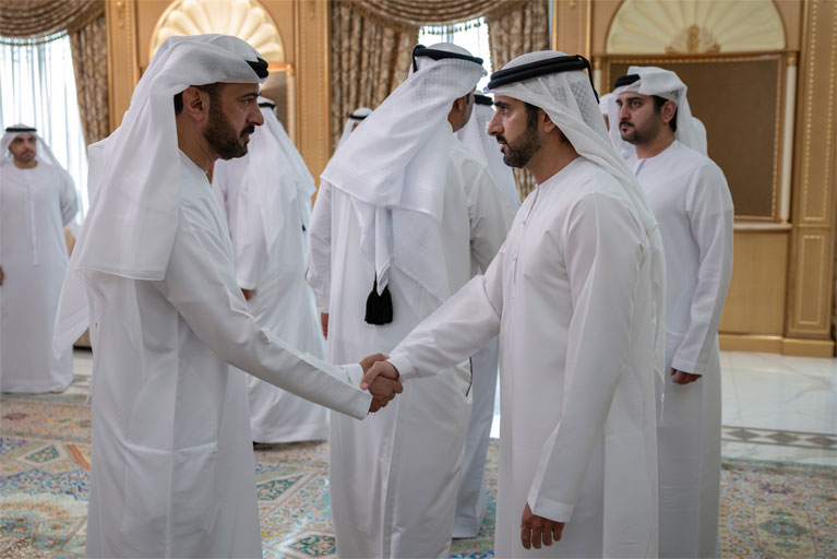 حمدان بن محمد يتقبّل التعازي في وفاة المغفور له الشيخ أحمد بن راشد وبجانبه مكتوم بن محمد وأحمد بن محمد 