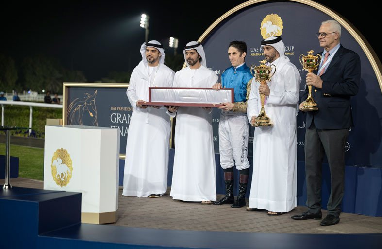 خليفة بن طحنون بن محمد يشهد ختام النسخة الـ 33 من كأس صاحب السموّ رئيس الدولة للخيول العربية الأصيلة 