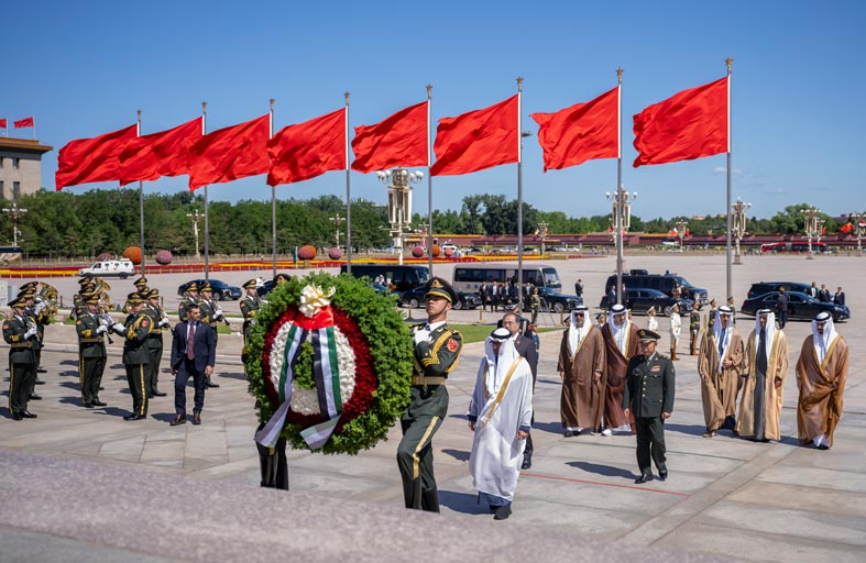 رئيس الدولة يزور النصب التذكاري في بكين 