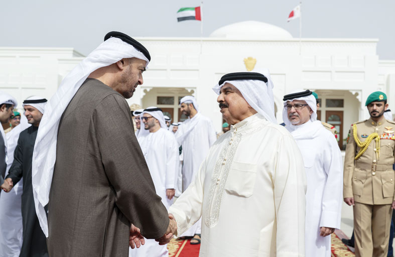 رئيس الدولة والملك حمد بن عيسى يبحثان المستجدات الإقليمية وتداعياتها الخطيرة على الأمن الدولي  