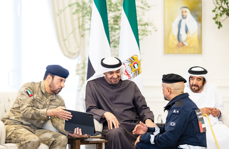 رئيس الدولة يستقبل فريق الإمارات للبحث والإنقاذ ويشيد بجهودهم الإنسانية العالمية 