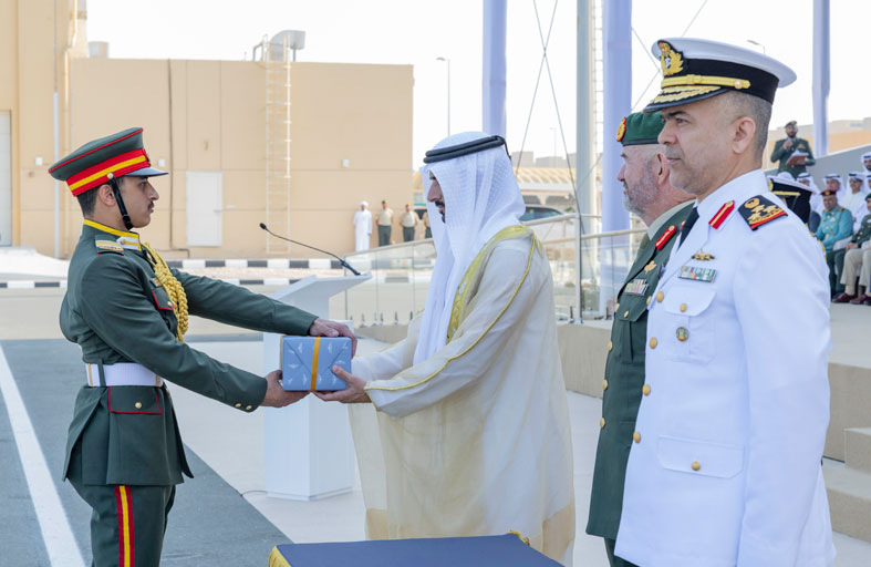 حمدان بن محمد يشهد تخريج الدفعة الثانية من خريجي جامعة زايد العسكرية 