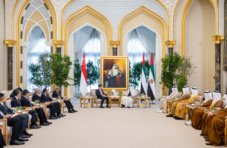 رئيس الدولة ورئيس وزراء سنغافورة يبحثان علاقات التعاون بين البلدين والتطورات الإقليمية 