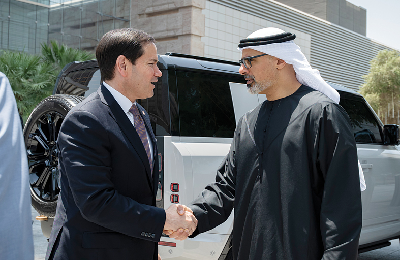رئيس الدولة يبحث مع وزير الخارجية الأميركي علاقات التعاون الإستراتيجي وأهمية ترسيخ الأمن والسلام في المنطقة 
