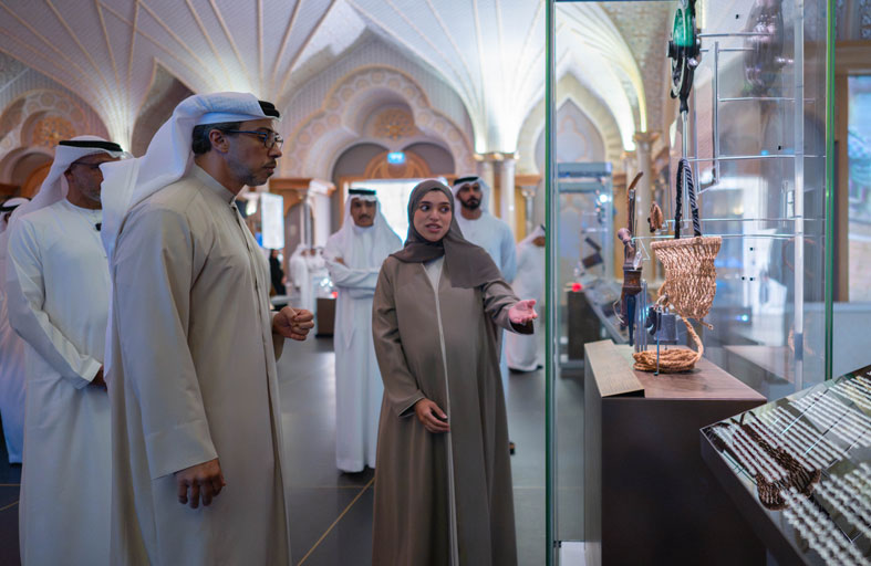 منصور بن زايد يفتتح معرض «إماراتُ الدُّرِ والطيب: إرثٌ متأصلٌ ومستقبلٌ متجدّد» في قصر الوطن احتفاءً بعبق التاريخ الإماراتي وأصالة مفرداته 