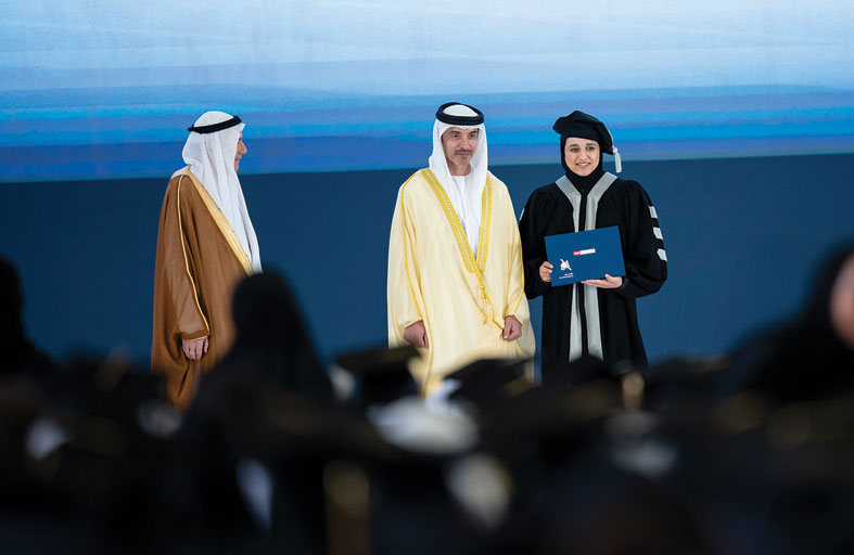 هزاع بن زايد يشهد حفل تخريج الدفعة الـ44 من طلبة جامعة الإمارات 