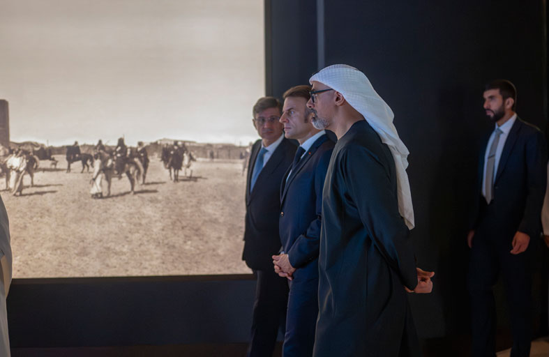 يرافقه ولي عهد أبوظبي.. الرئيس الفرنسي يزور متحف زايد الوطني 