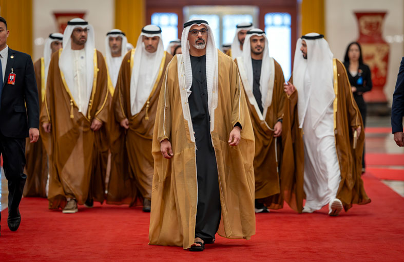 الرئيس الصيني وولي عهد أبوظبي يبحثان التطورات الإقليمية والدولية وأهمية ترسيخ الاستقرار ودعم الحلول السلمية للنزاعات 