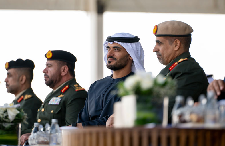 زايد بن محمد بن زايد يشهد جانباً من العروض الجوية الحية ضمن فعاليات معرضَي «يومكس» و«سيمتكس» 