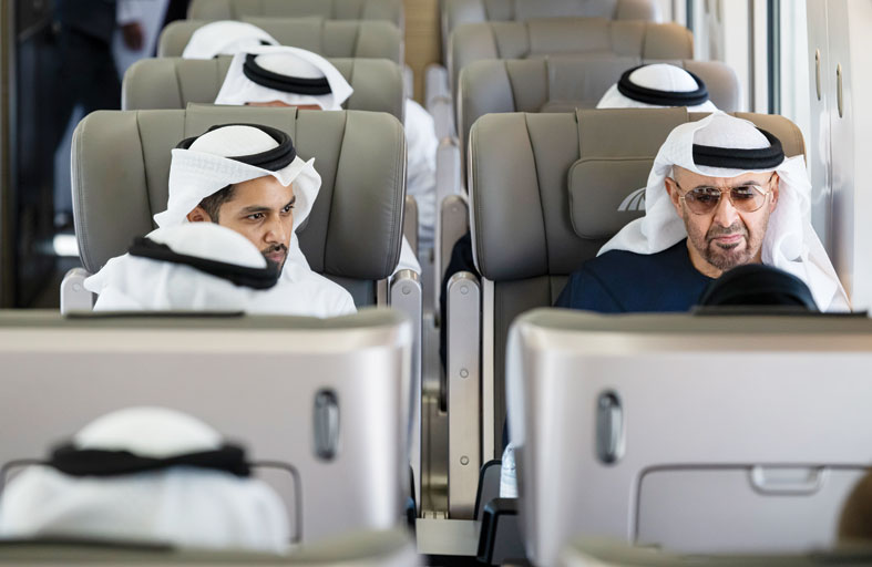 رئيس الدولة يستقلّ قطار الاتحاد من أبوظبي إلى دبي 