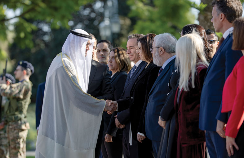 جرت لسموه مراسم استقبال رسمية..رئيس الدولة يصل القصر الرئاسي في نيقوسيا يرافقه الرئيس القبرصي 