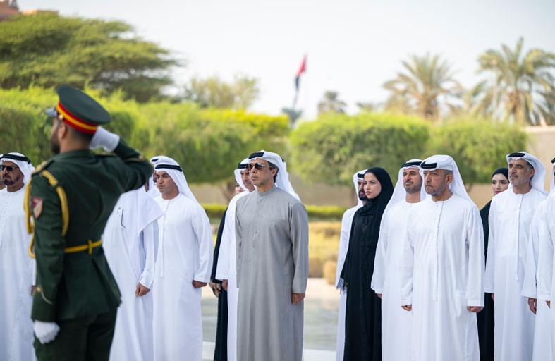 منصور بن زايد يرفع علم الإمارات على سارية صرح زايد المؤسس بمناسبة يوم العلم 