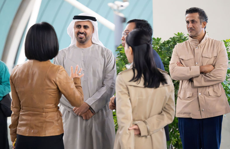 ذياب بن محمد يتفقد على هامش زيارته للصين قطار شنغهاي «ماجليف» أسرع قطار في التشغيل التجاري 