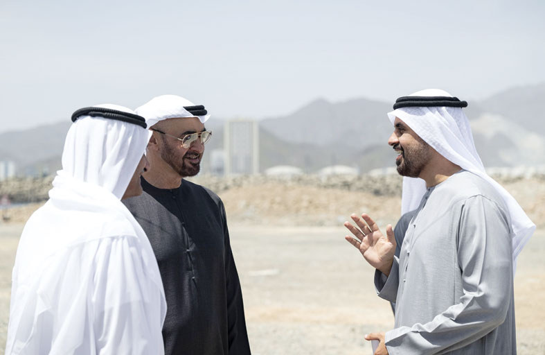 رئيس الدولة يلتقي حمد الشرقي ويقوم بجولة تفقدية في ميناء الفجيرة 