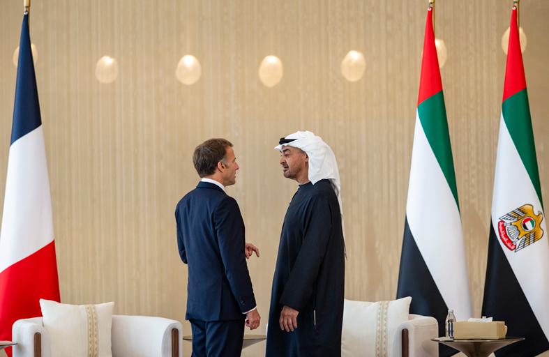 رئيس الدولة والرئيس إيمانويل ماكرون يشهدان إعلان إطار عمل الشراكة الدفاعية الإستراتيجية بين دولة الإمارات وفرنسا 