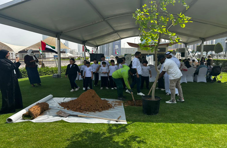 بلدية مدينة أبوظبي تنظم فعالية توعوية بمناسبة (يوم الأرض) على كورنيش أبوظبي 