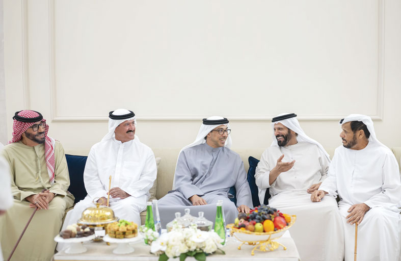 منصور بن زايد يشهد منافسات جائزة زايد الكبرى للهجن 2025 ويحضر مأدبة غداء أقامها سلطان بن حمدان 