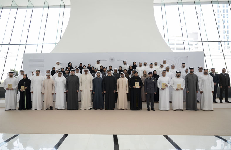 خالد بن محمد بن زايد يكرم الفائزين بجائزة أبوظبي للأداء الحكومي المتميز 