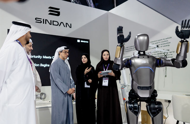 منصور بن زايد: الإمارات حاضنة لمختلف الصناعات الحيوية على مستوى المنطقة والعالم 