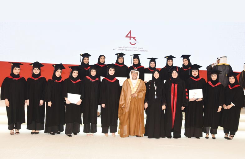 سيف بن زايد يشهد حفل تخريج الدفعة الـ 43 من طلبة جامعة الإمارات 