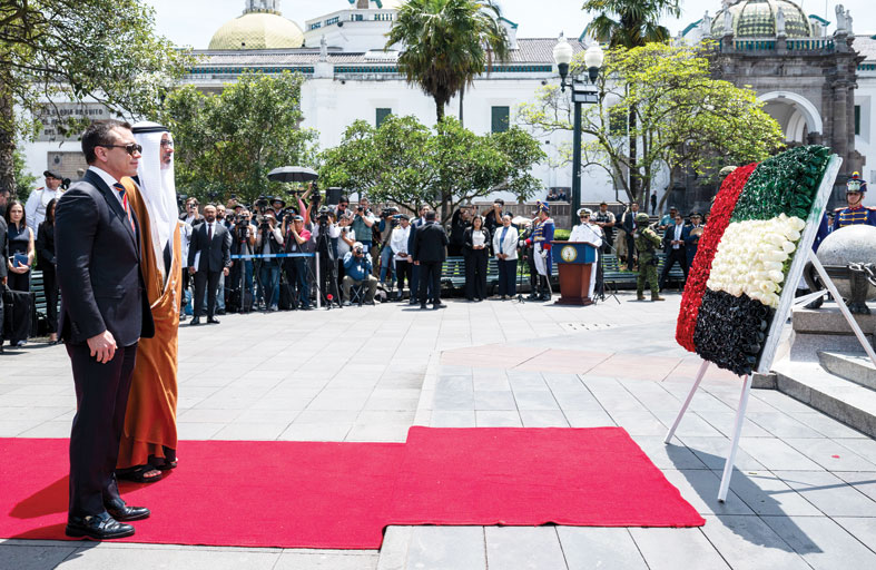 ولي عهد أبوظبي يضع إكليلاً من الزهور أمام النصب التذكاري للاستقلال في العاصمة الإكوادورية كيتو 