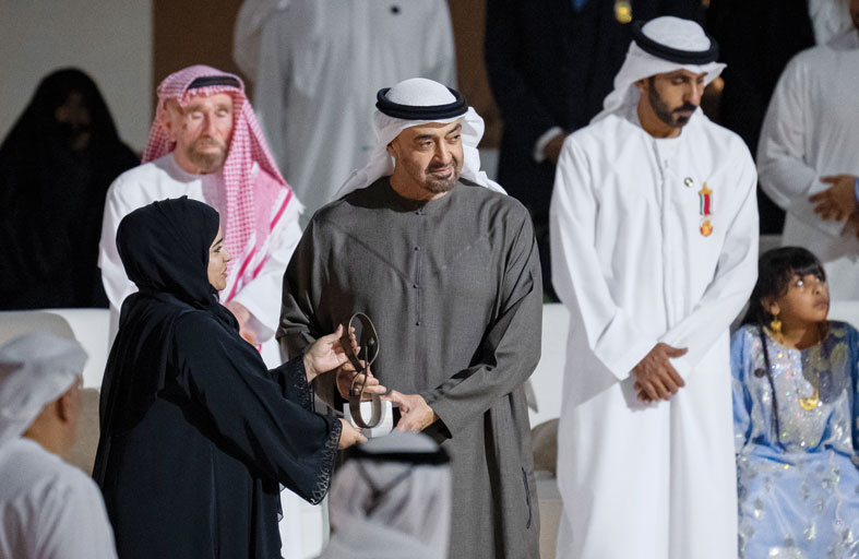 رئيس الدولة يكرم عشر شخصيات بـ«جائزة أبوظبي» في الذكرى العشرين لانطلاقها تزامنا مع عام المجتمع 
