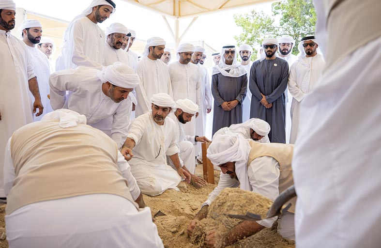 الشيوخ يؤدون صلاة الجنازة على جثمان هزاع بن سلطان بن زايد 