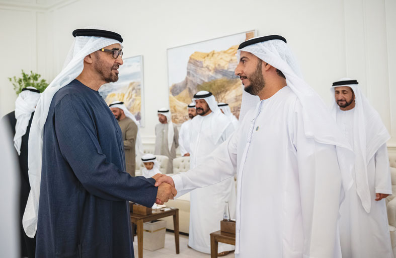 رئيس الدولة يستقبل وفد مكتب شؤون حجاج الإمارات ويشيد بجهودهم 