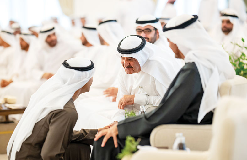 رئيس الدولة يستقبل حاكم أم القيوين ويستعرضان عدداً من الموضوعات التي تتعلق بشؤون الوطن والمواطن  