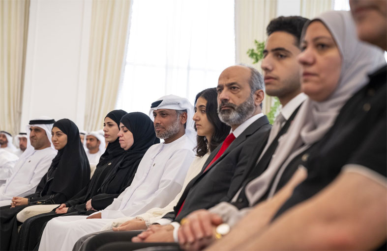 رئيس الدولة يستقبل أوائل الصف الثاني عشر وأولياء أمورهم وعدداً من القيادات التربوية 