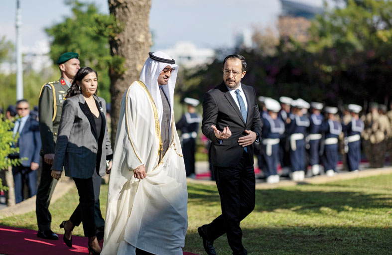 جرت لسموه مراسم استقبال رسمية..رئيس الدولة يصل القصر الرئاسي في نيقوسيا يرافقه الرئيس القبرصي 