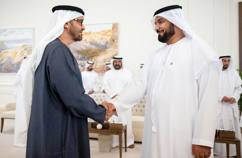 رئيس الدولة يستقبل وفد مكتب شؤون حجاج الإمارات ويشيد بجهودهم 