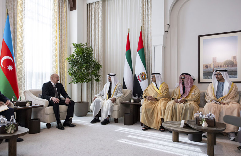 رئيس الدولة ورئيس أذربيجان يبحثان علاقات التعاون في إطار الشراكة الإستراتيجية الشاملة بين البلدين 
