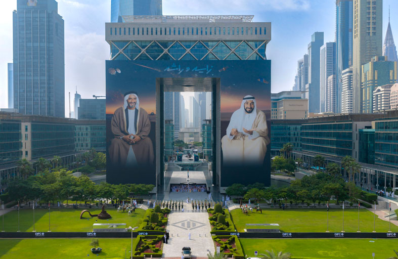 محمد بن راشد: بقيادة محمد بن زايد وتلاحم شعب آمن بأن قوته أساسها وحدته سيبقى عَلَم الإمارات عنواناً للخير والرفعة والنماء 