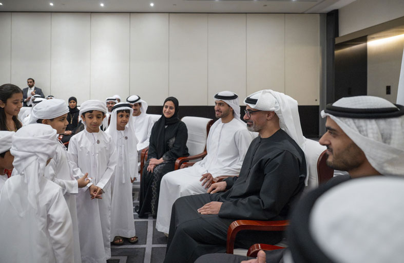 ولي عهد أبوظبي يلتقي طلبة الإمارات الدارسين في العاصمة الصينية بكين 