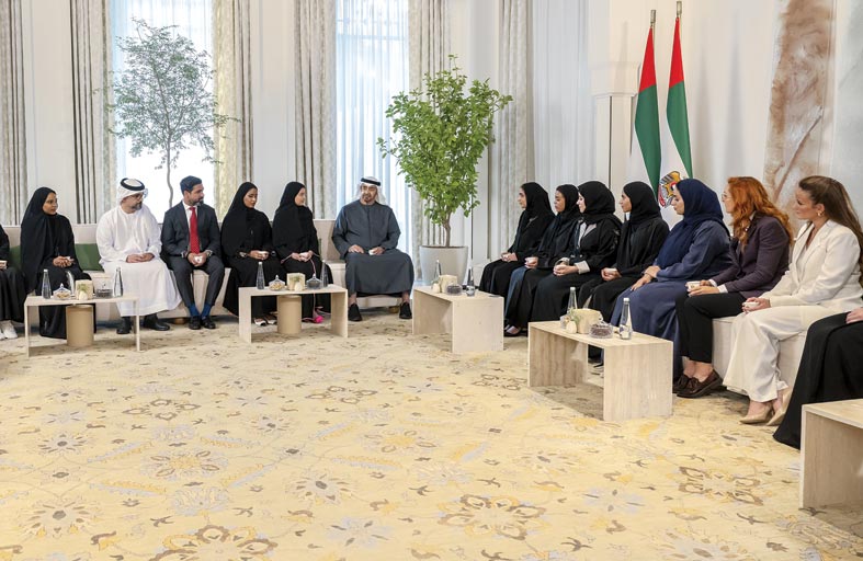 رئيس الدولة يستقبل فرق عمل جناح الإمارات الذي شارك في إكسبو الدوحة للبستنة 