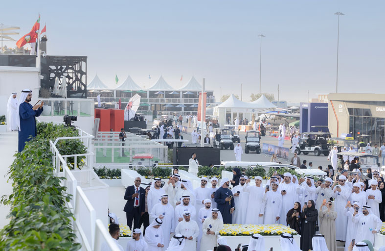 محمد بن راشد يطّلع على أحدث الابتكارات العالمية ويؤكد دور الإمارات في صياغة مستقبل الطيران والفضاء 