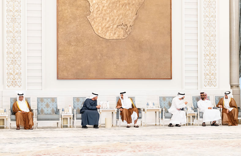 رئيس الدولة يقدم التعازي إلى أمير قطر بوفاة الشيخ حمد بن خليفة آل ثاني 