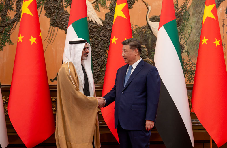 الرئيس الصيني وولي عهد أبوظبي يبحثان التطورات الإقليمية والدولية وأهمية ترسيخ الاستقرار ودعم الحلول السلمية للنزاعات 