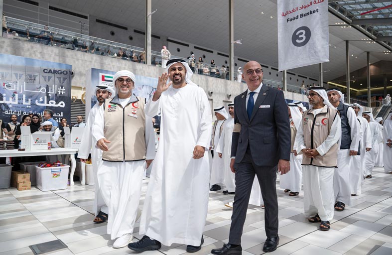 ذياب بن محمد بن زايد يتفقد جهود حملة «الإمارات معك يا لبنان» للإغاثة الإنسانية في أبوظبي 