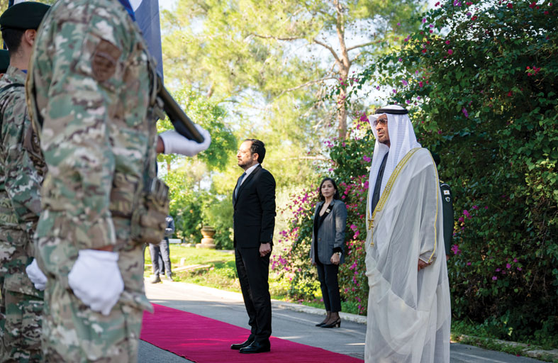 جرت لسموه مراسم استقبال رسمية..رئيس الدولة يصل القصر الرئاسي في نيقوسيا يرافقه الرئيس القبرصي 