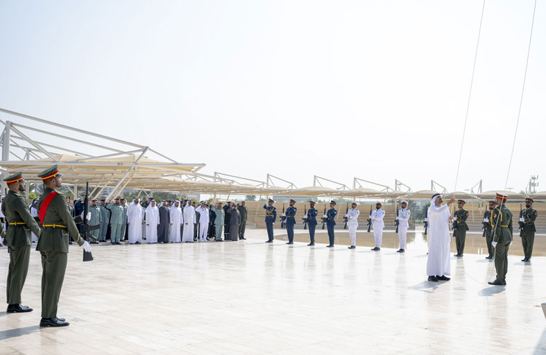 ذياب بن محمد بن زايد يرفع علم دولة الإمارات في واحة الكرامة احتفالاً بيوم العَلم 