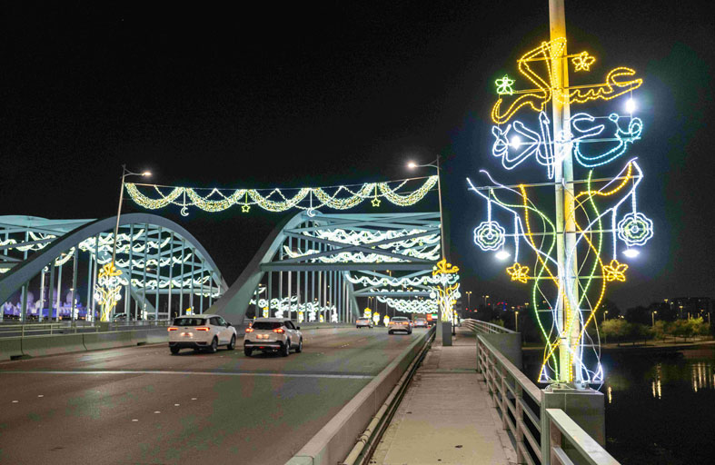 بلدية مدينة أبوظبي تزيّن جزيرة أبوظبي وضواحيها بآلاف التشكيلات المضيئة احتفاءً بعيد الفطر المبارك 