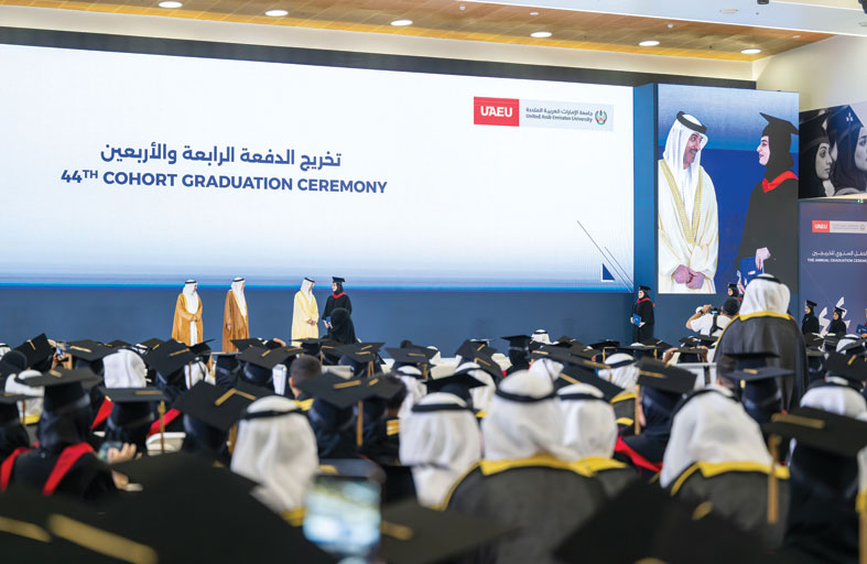 هزاع بن زايد يشهد حفل تخريج الدفعة الـ44 من طلبة جامعة الإمارات 