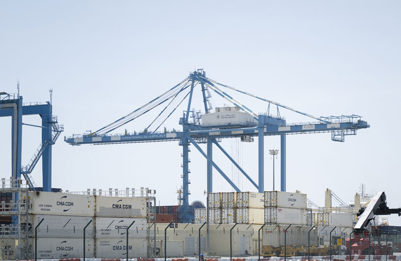 رئيس الدولة يلتقي حمد الشرقي ويقوم بجولة تفقدية في ميناء الفجيرة 