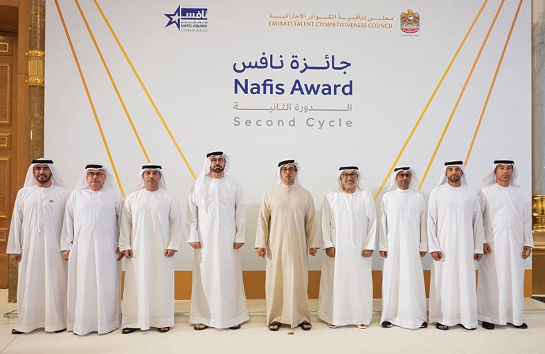 منصور بن زايد يكرم الفائزين في الدورة الثانية لجائزة «نافس» 