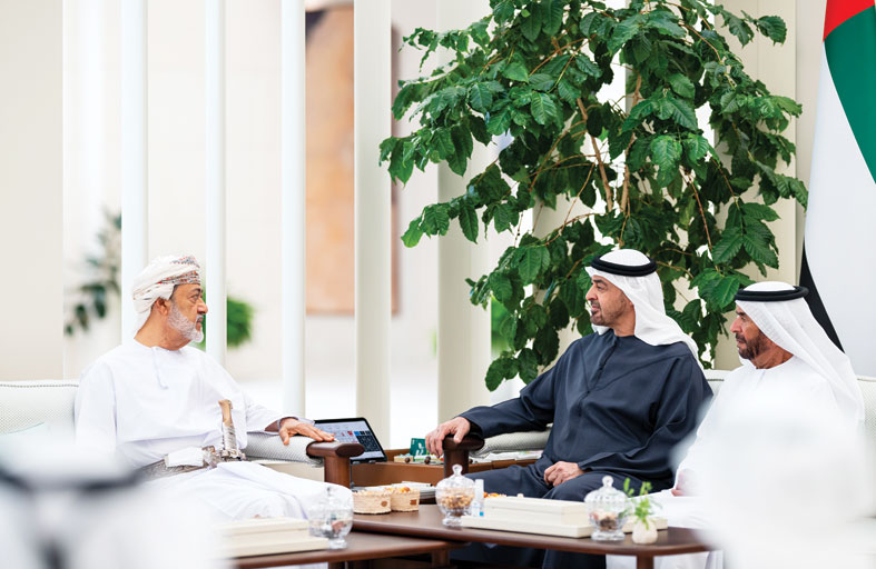 رئيس الدولة وسلطان عمان يبحثان العلاقات الأخوية بين البلدين والتطورات الإقليمية 
