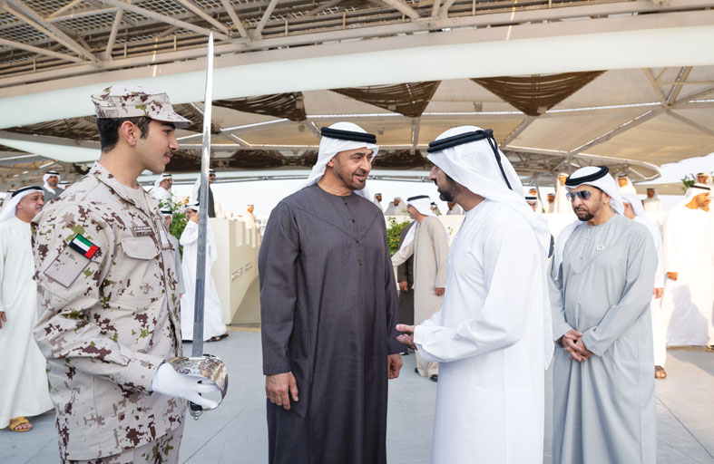 رئيس الدولة يستقبل محمد بن راشد بن محمد بن راشد ويؤكد أن إنجازه يثبت قدرة أبناء الوطن على التفوق والتميز  